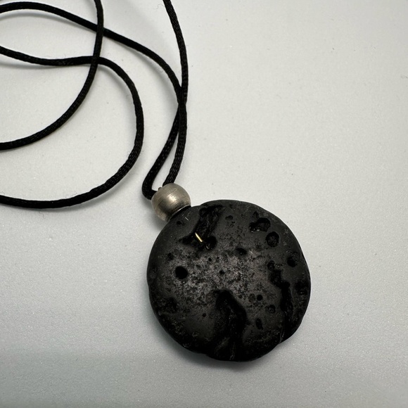 Dragonfly on lava rock necklace - Picture 2 of 4